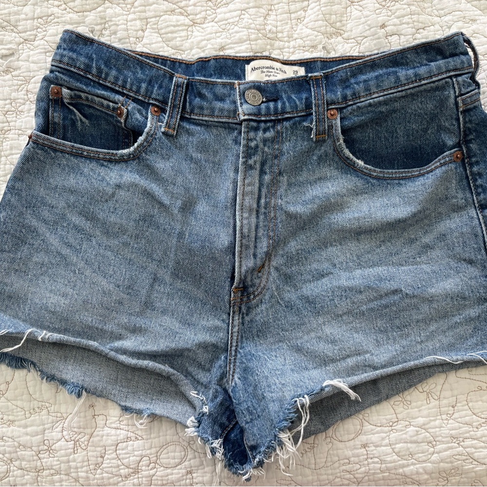 Abercrombie High-Rise Mom Short (size 8, size 29)